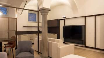 Exclusive Studio Suite | Laptop workspace, soundproofing, iron/ironing board, free WiFi