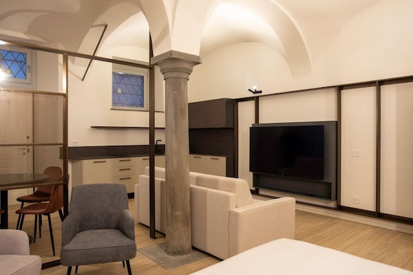 Exclusive Studio Suite | Ruang kerja komputer riba, kalis bunyi, seterika/papan seterika