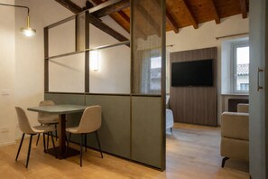 Habitación Deluxe doble, 1 habitación | Espacio para trabajar con un portátil y sistema de insonorización