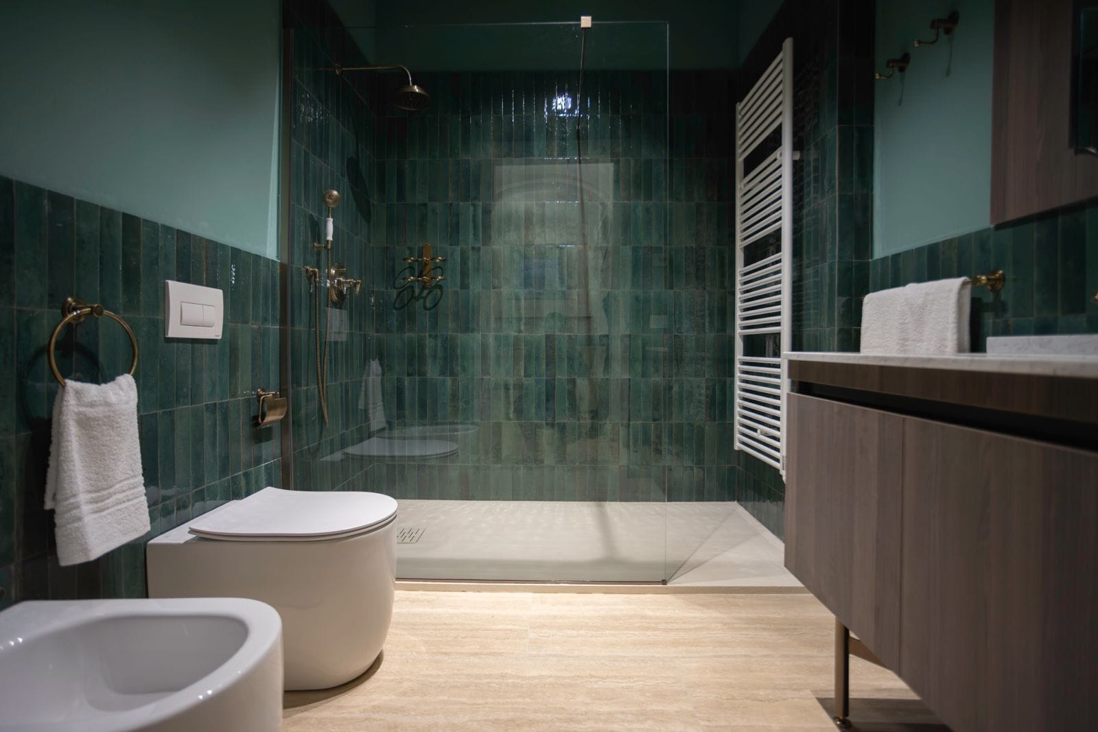 Exclusive-Studiosuite | Badezimmer | Kostenlose Toilettenartikel, Haartrockner, Handtücher, Seife