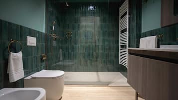 Exclusive Studio Suite | Bathroom | Free toiletries, hair dryer, towels, soap