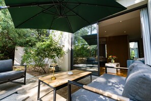 Terrace/patio - DOMAINE DE LA PEYRINE (Carignan-de-Bordeaux)