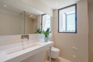 Deluxe Room | Bathroom