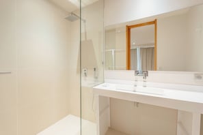 Oda (Pivert) | Banyo | Ücretsiz banyo/kozmetik ürünleri, saç kurutma makinesi, bornoz, havlu 