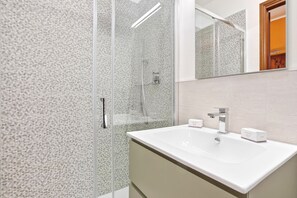 Appartamento Standard, camere multiple (Station Inn Oulx) | Bagno | Doccia, asciugacapelli, bidet, asciugamani