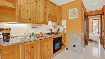 Standard-huoneisto, useita makuuhuoneita (Station Inn Oulx) | Yksityinen keittiö | Jääkaappi, mikroaaltouuni, uuni, liesi