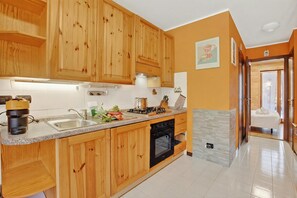 Standard-huoneisto, useita makuuhuoneita (Station Inn Oulx) | Yksityinen keittiö | Jääkaappi, mikroaaltouuni, uuni, liesi