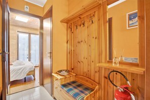 Apartamento standard, vários quartos (Station Inn Oulx) | 1 quarto, Wi-Fi de cortesia, roupa de cama
