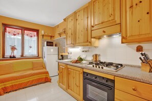 Apartamento standard, vários quartos (Station Inn Oulx) | Cozinha privada | Geladeira, micro-ondas, fogão, cooktop