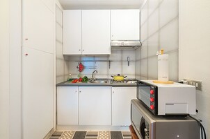 Refrigerador, microondas, placa de cocina, tostadora