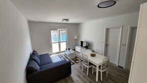 TV - UNDER PINE - one bedroom seafront apartment (Selca)