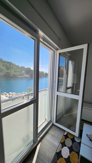 Interior - UNDER PINE - one bedroom seafront apartment (Selca)