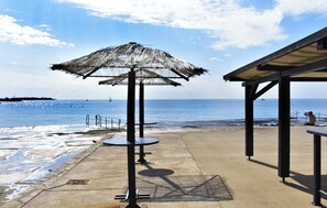 Beach - Spacious apartment in Umag (Umag)