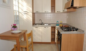 Fridge, oven, stovetop, cookware/dishes/utensils - Cozy retreat 500mt from the sea (Lignano Sabbiadoro)