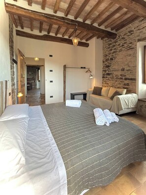 4 habitaciones, escritorio, wifi gratis y ropa de cama 