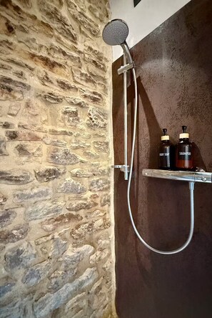 Shower, hair dryer, bidet, towels - Torre della Soara - Exclusive Historic Estate in the Umbrian Countryside (Città di Castello)