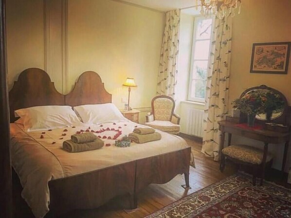 Iron/ironing board, internet, bed sheets