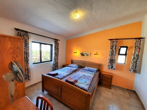 3 bedrooms, free WiFi, bed sheets, wheelchair access