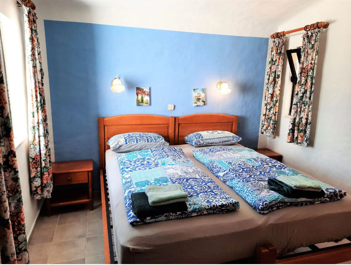 3 quartos, acesso à internet, roupa de cama