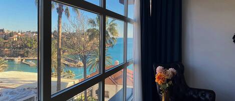 豪華套房, 海濱風景 | 迷你吧贈品、免費 Wi-Fi、床單