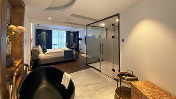 Deluxe Suite, Marina View | Free minibar, free WiFi, bed sheets