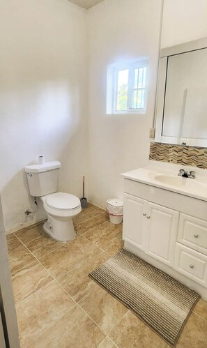 منزل - بشرفة - بمنظر للبحر | حمام