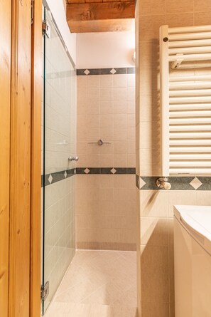 Shower, hair dryer, bidet, towels - Casa Noce, quiet and surrounded by nature (Cortina d´Ampezzo)