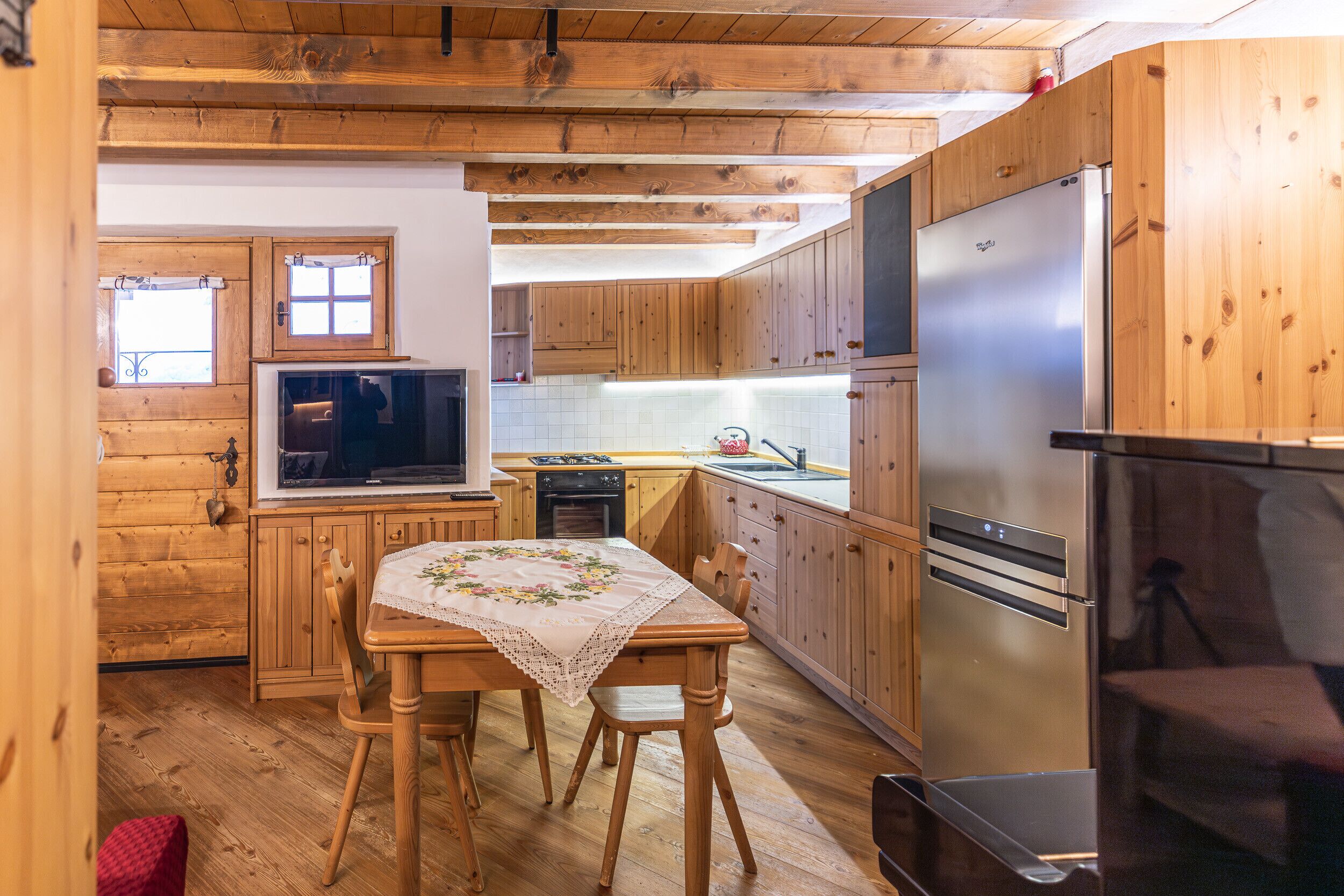 Refrigerador, horno, lavavajillas y cafetera y tetera 