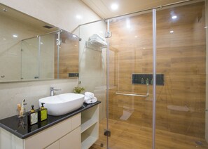 Villa Deluxe, patio, vista al jardín | Baño | Pantuflas 