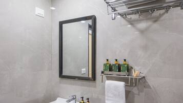 Villa – deluxe, terrasse, hageutsikt | Bad | Tøfler