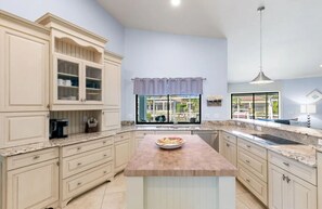 Private kitchen - Adorable  house with private pool in Marco Island. Perfect for long term stays. (Marco Island)