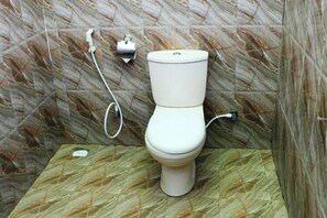 Comfort Double Room, Garden View | Bathroom | Shower, free toiletries, hair dryer, towels - Keerthi Homestay (Sigiriya)