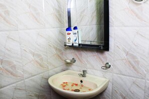 Comfort Double Room, Garden View | Bathroom | Shower, free toiletries, hair dryer, towels - Keerthi Homestay (Sigiriya)