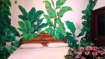 Comfort Double Room, Garden View | Peti besi dalam bilik, meja, ruang kerja komputer riba, kalis bunyi