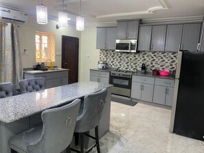 Fridge, microwave, oven, stovetop - 9 Bdrm luxury at Secluded Estate with Free 24/7 Solar. No more electricity cost (cole-farm)