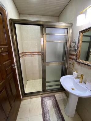 Dusj, boblebad, håndklær og såpe