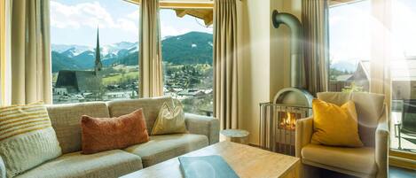 Superior-Apartment, Balkon, Talblick | Wohnbereich