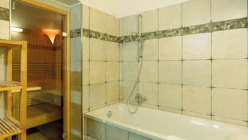 Deluxe Apartment, Balcony, Valley View | Bathroom