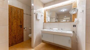 Lägenhet Deluxe - balkong - utsikt mot dalen | Badrum