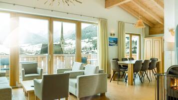 Căn hộ Deluxe, ban công, quang cảnh thung lũng | Khu phòng khách | TV màn hình phẳng 40-inch có truyền hình cáp