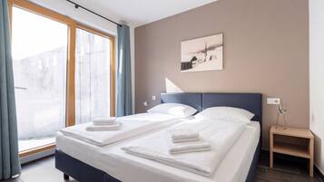 Superior-Apartment, Balkon, Talblick | Zimmersafe, kostenloses WLAN