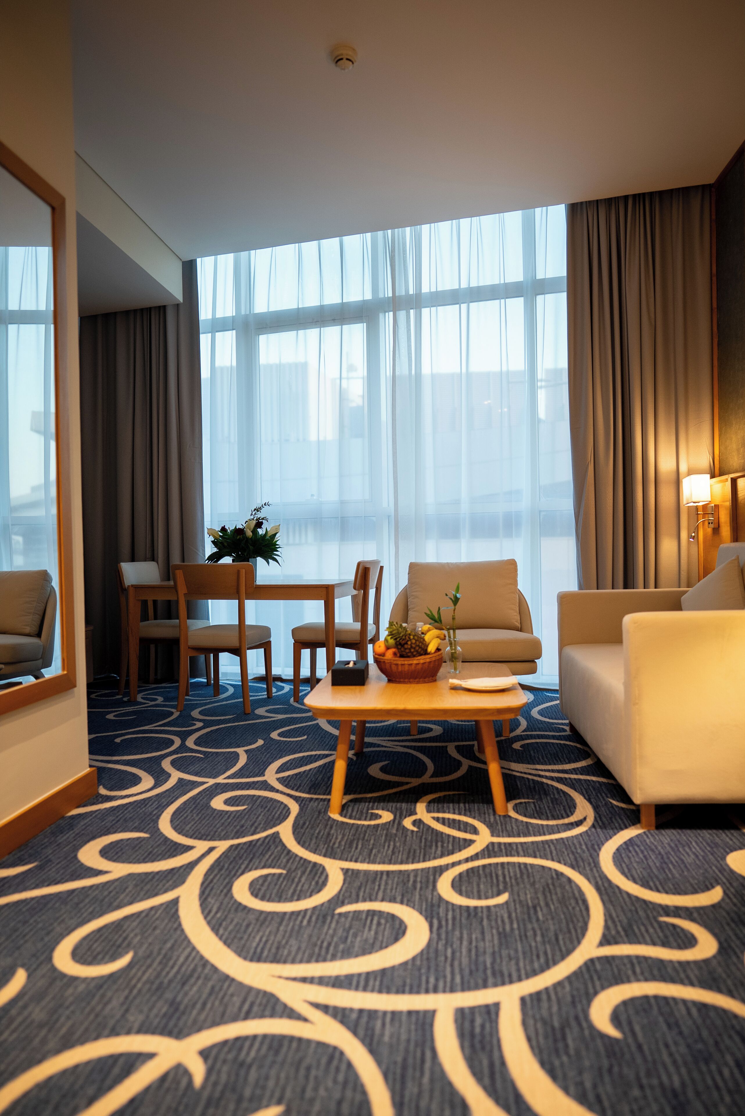 Suite – executive | Oppholdsområde | En 42-tommers smart-TV med digitale kanaler samt printere