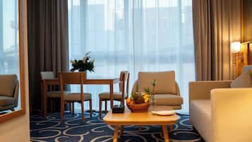 Suite – executive | Oppholdsområde | En 42-tommers smart-TV med digitale kanaler samt printere