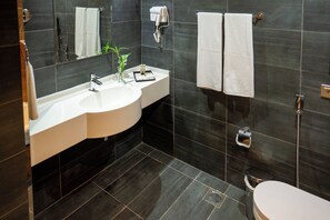 Habitación superior | Baño | Cabezal de ducha tipo lluvia y artículos de higiene personal ecológicos