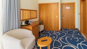 Dundyner, senger med overmadrass, minibar og safe på rommet