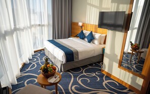 Dundyner, senge med topmadrasser, minibar, pengeskab på værelset