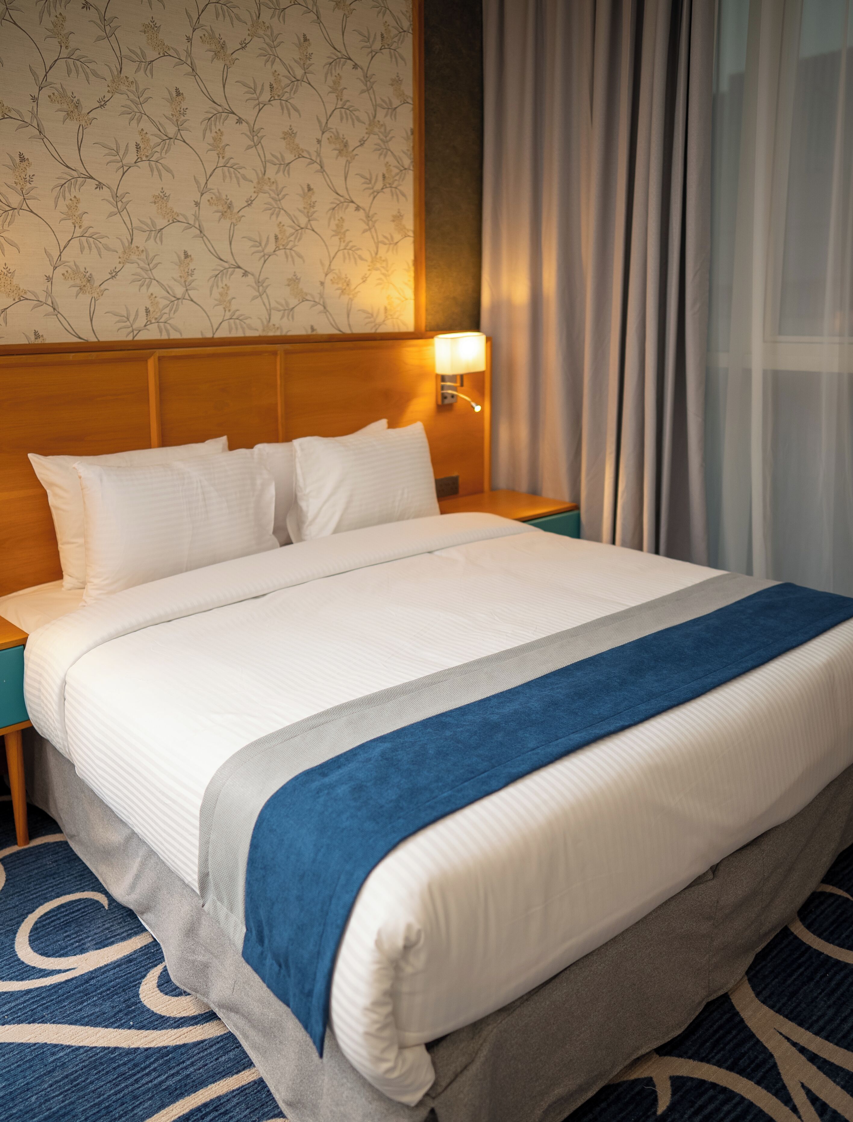 Suite ejecutiva | Edredones de plumas, colchones con acolchado adicional, minibar