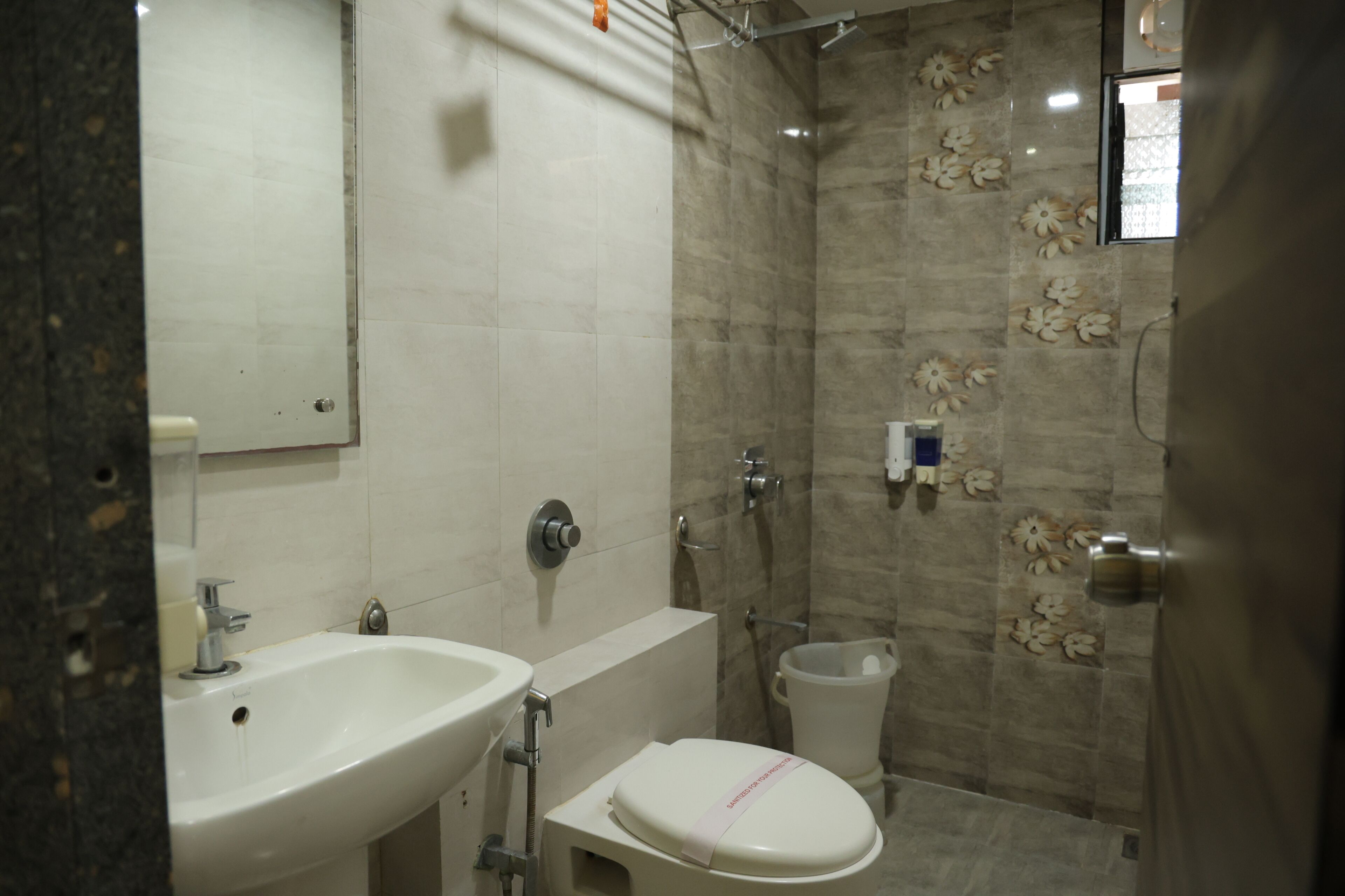 Doccia, asciugamani, sapone, shampoo