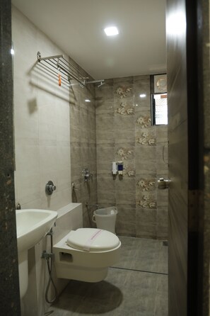 Shower, towels, soap, shampoo - Hotel Vraj Inn (Dwarka)