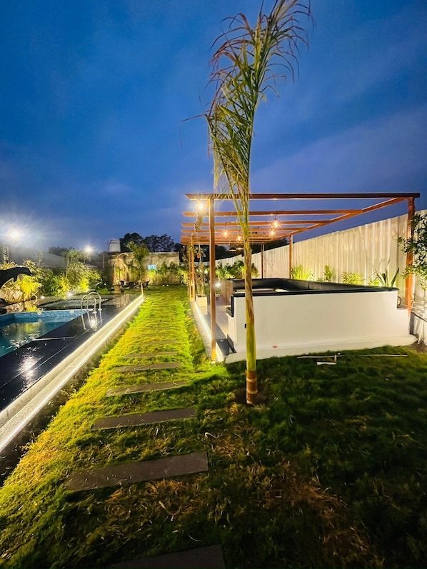 Outdoor pool - Greek House By Housiify (Gurugram)